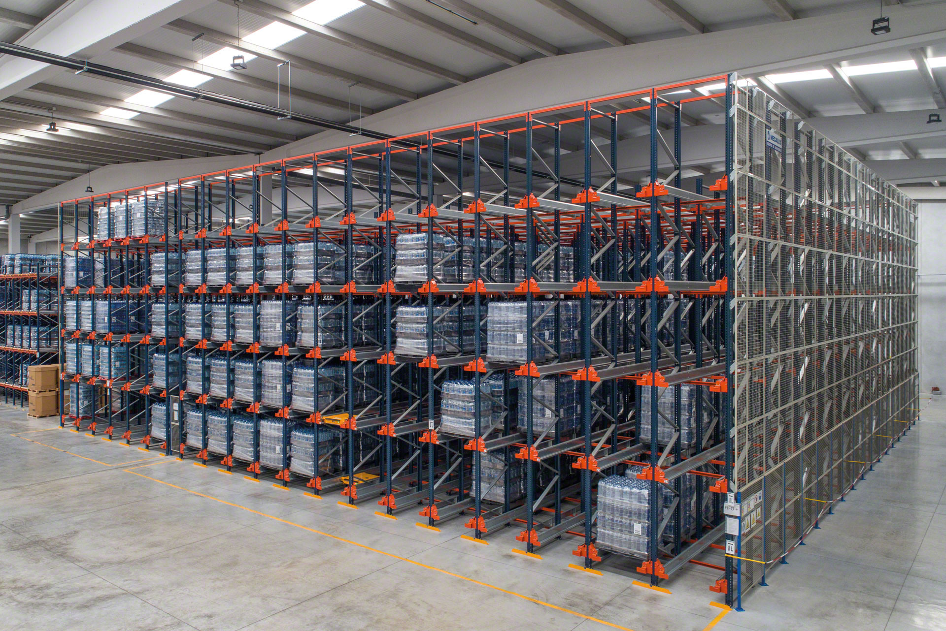 Obsluhující zařízení umísťují Pallet Shuttle do skladovacích kanálů