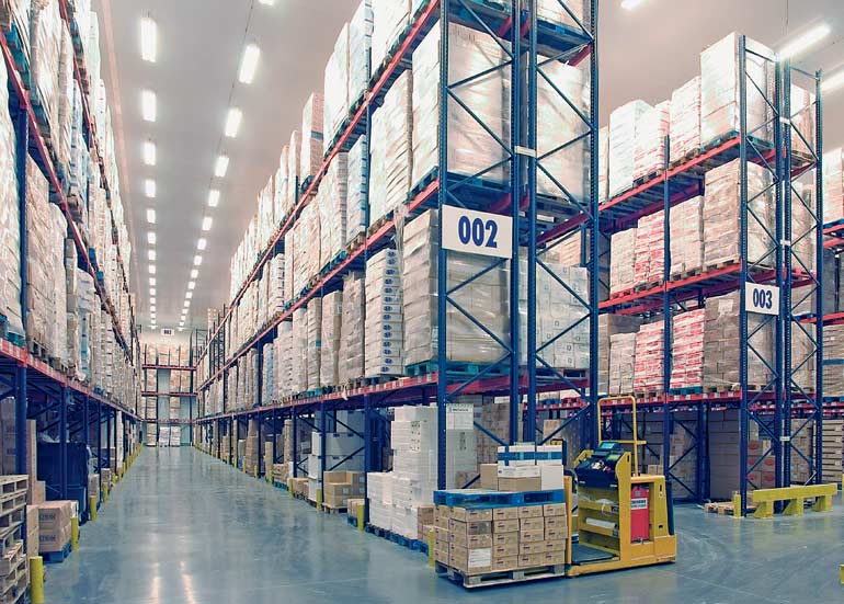 Kompletace na úrovni podlahy ve skladu společnosti z distribučního odvětví