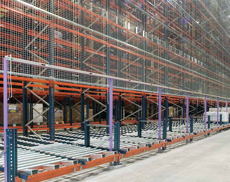 Stanoviště pro kompletaci umístěné v bočním prostranství automatického skladu