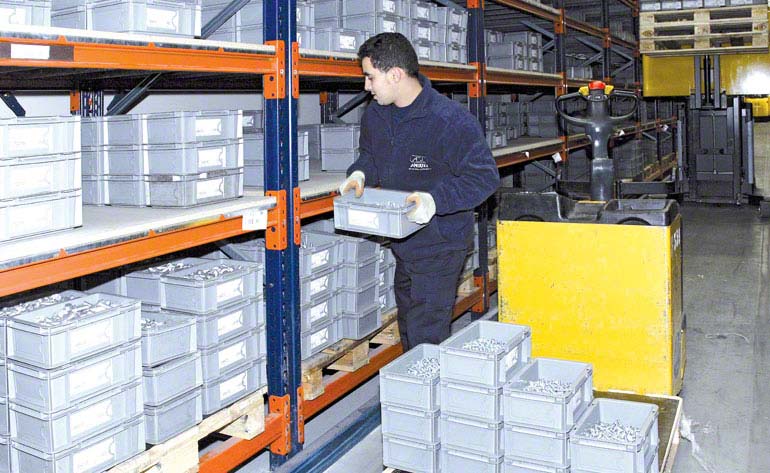 Operátor provádějící kompletaci přímo z paletového regálu