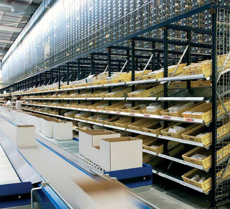 Příklad systému pick by light ve farmaceutické laboratoři