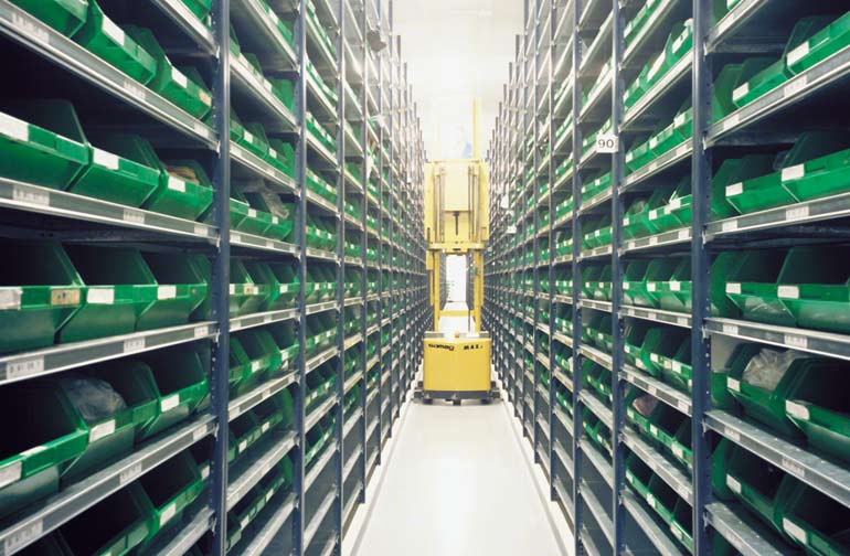 Kompletace na střední úrovni ve skladu společnosti, která vyrábí elektronické komponenty