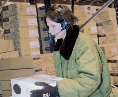 Hlasová kompletace (voice picking) používaná v automatizovaném logistickém centru určeném pro skladování a distribuci mražených výrobků