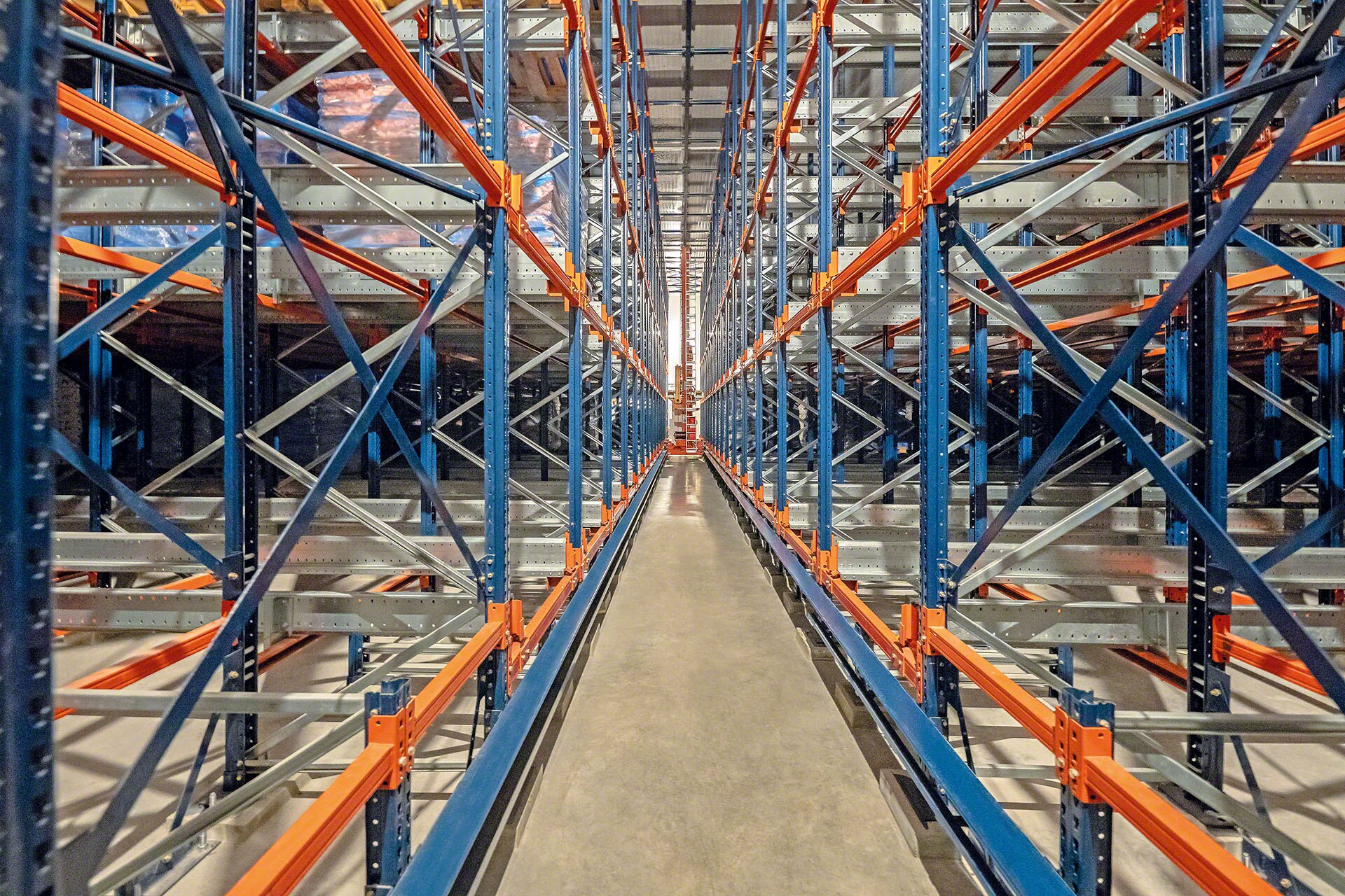 Automatický Pallet Shuttle zaručuje maximální efektivitu kompaktních skladovacích systémů