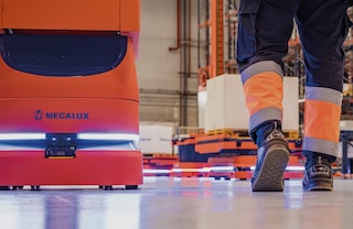 AMR roboti bezpečně spolupracují s lidmi