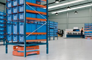 Mobilní roboti zajišťují bezpečnou a přesnou manipulaci s náklady