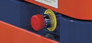 Každý robot AMR má také nouzové vypínače, po jejichž aktivaci se robot zcela zastaví