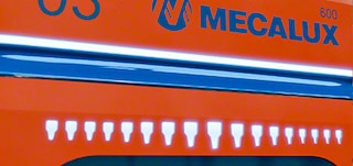 Každý autonomní mobilní robot je opatřen dvěma prstenci světel označujícími jeho stav