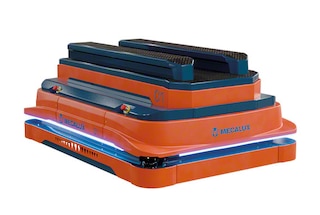 Model AMR 1500 se zvedací plošinou přesunuje břemena na plošiny nebo dopravníky