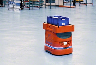 Autonomní mobilní roboty AMR se používají pro zásobování výrobních linek