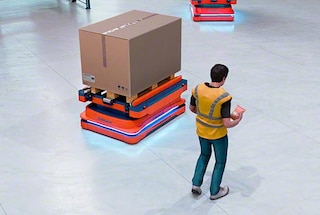 Autonomní mobilní roboty AMR dokážou zjistit překážku na trase a trasu upravit tak, aby se ji vyhnuly