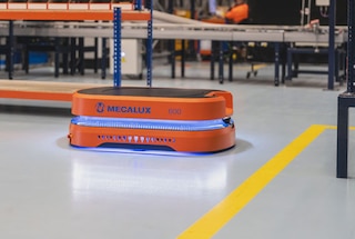 Roboty AMR jezdí po skladovacím zařízení nezávisle podle virtuálních map