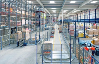 Bezpečnostní oplocení zabraňuje vstupu do provozní zóny vozíkového dopravníkového systému