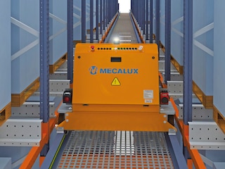 Kyvadlový vozík zavede automatický vozík do jednotlivých skladovacích uliček