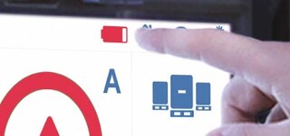 Upozornění na vybitou baterii indikuje, zda je třeba baterii vyměnit nebo dobít