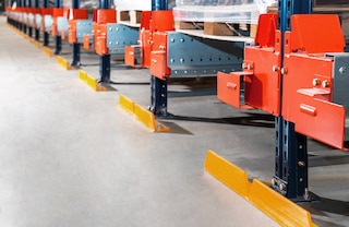 Čelní chrániče ukazují obsluze vysokozdvižného vozíku, kam nejdále může zajet