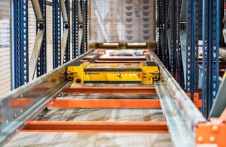 Regálový systém s kyvadlovým vozíkem automatizuje skladování a odebírání palet v hlubokých zálivech
