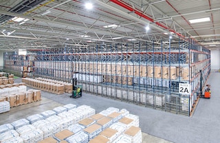 Kyvadlový regálový systém Pallet Shuttle je systém nahuštěného skladování maximalizující využití dostupné podlahové plochy