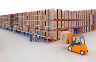 Regálový systém s vozíkem Pallet Shuttle lze automatizovat například využitím paletového dopravníku