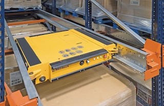 Kyvadlově se pohybující vozík Pallet Shuttle jezdí v regálech na kolejích