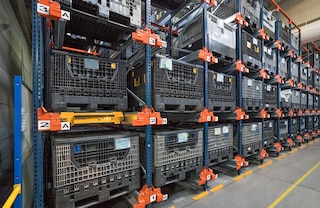 Systém kyvadlové dopravy palet Pallet Shuttle zvládá i jiné jednotky než palety, jako jsou plastové nádoby