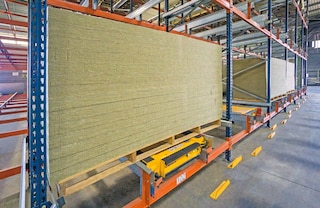 Rozměry skladovacího systému Pallet Shuttle lze upravit pro rozměrné náklady