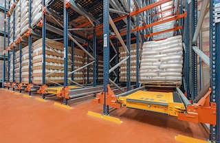 Systém paletového kyvadla Pallet Shuttle umožňuje skladovat v každém zálivu jinou skladovou jednotku