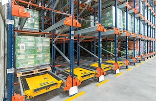 V tomto regálovém systému může pracovat víc vozíků Pallet Shuttle současně