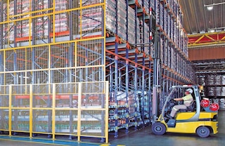 Spodní úroveň systému Pallet Shuttle lze vyhradit pro vychystávání kartonů