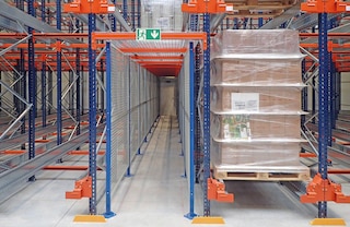 Skrze regály s kyvadlovou dopravou palet typu Pallet Shuttle je možno instalovat evakuační trasy/průchody pro údržbu