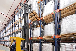 Při odebírání palet je postup opačný