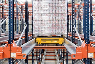 Vozík přesune paletu na požadované volné místo