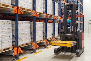 Pomocí vysokozdvižného vozíku skladník nejprve vezme kyvadlový vozík a přesune ho do určeného zálivu