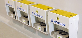 Na dobíjení baterií vozíku se používá nabíjecí stanice