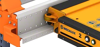 Kolejnice v regálu na pohyb kyvadlového paletového vozíku