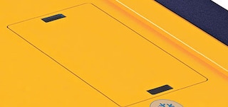 Baterie jsou ve vozíku uloženy v prostoru pro baterie v jeho horní části