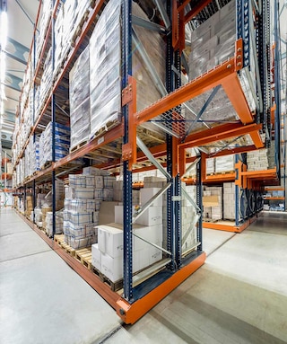 Vedle modulu lze podél stěny vytvořit průchod pro pěší opatřený stanicemi pro vychystávání a ukládání (P&D)