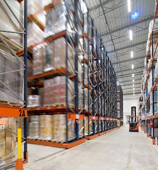 Pojízdné paletové regály jsou ideální pro sklady s mnoha skladovými jednotkami (SKU)