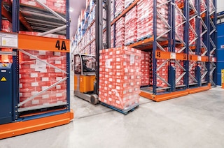 Šířka pracovní uličky se přizpůsobuje typu používaného vysokozdvižného vozíku