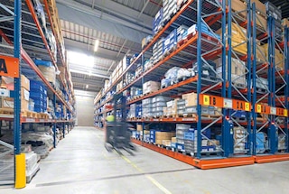 Mobilní paletové regály nabízejí vysokou skladovou kapacitu s přímým přístupem ke zboží