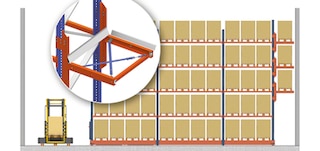 Stanice pro vychystávání a ukládání (P&D) se u regálů Movirack instalují nad průchod pro pěší