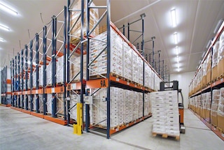 Po výjezdu vysokozdvižného vozíku z uličky musí obsluha systém posouvání regálů resetovat