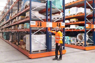 Manuální režim se používá pro údržbu regálů