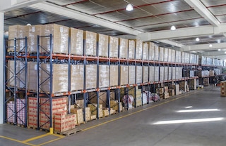 Je možné instalovat spodní úrovně pro skladování palet na podlaze pod push-back paletovým regálem