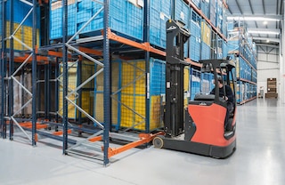 Push-back paletové regály mohou být použity ke skladování jiných jednotek než palet, například kovových nádob