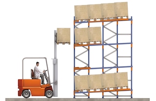 Zálivy push-back paletových regálů jsou instalovány s mírným sklonem pro snazší odebírání zboží