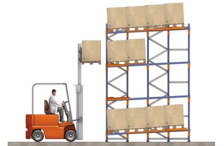 Zálivy push-back paletových regálů jsou instalovány s mírným sklonem pro snazší odebírání zboží