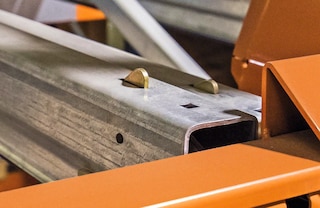 Zamykací spoušť zamezí pohybu vozíku, pokud není paleta správně upevněna