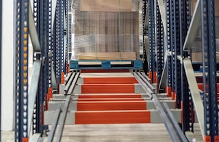 Soustava vozíků a kolejnic spočívá na nosnících a je montována s mírným sklonem