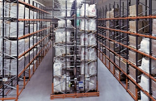 Push-back paletové regály mohou být velmi vysoké